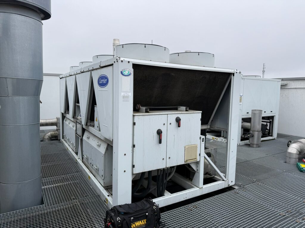 Rooftop air-cooled chiller with service access platform